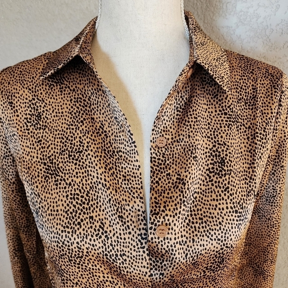 Sincerely Jules Animal print button down shirt size Medium  New with tags - Picture 2 of 7